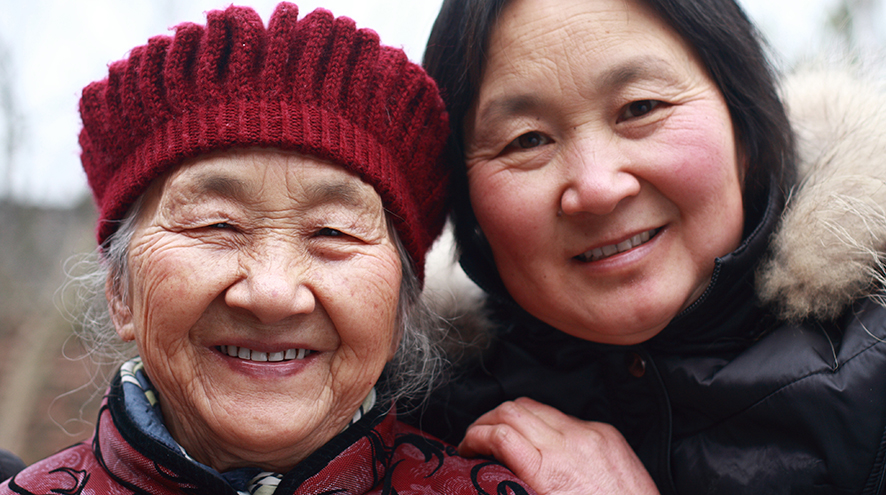 Mother and daughter in the winter.