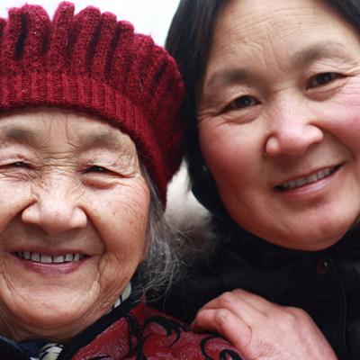 Mother and daughter in the winter.